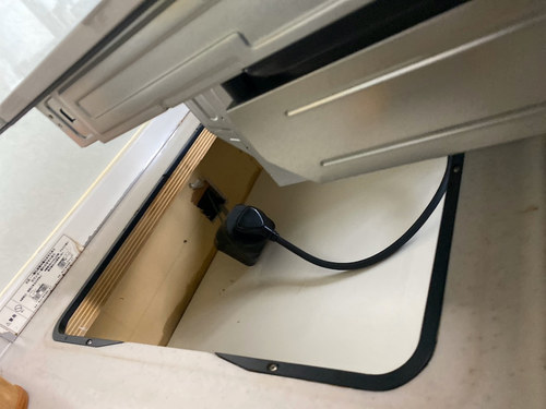 ビルトインIHクッキングヒーター取替作業中