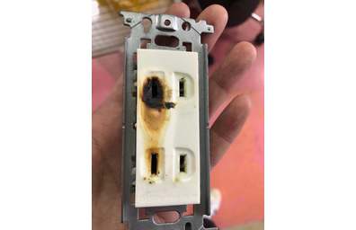 加賀市　小松市　コンセント　発火　取替